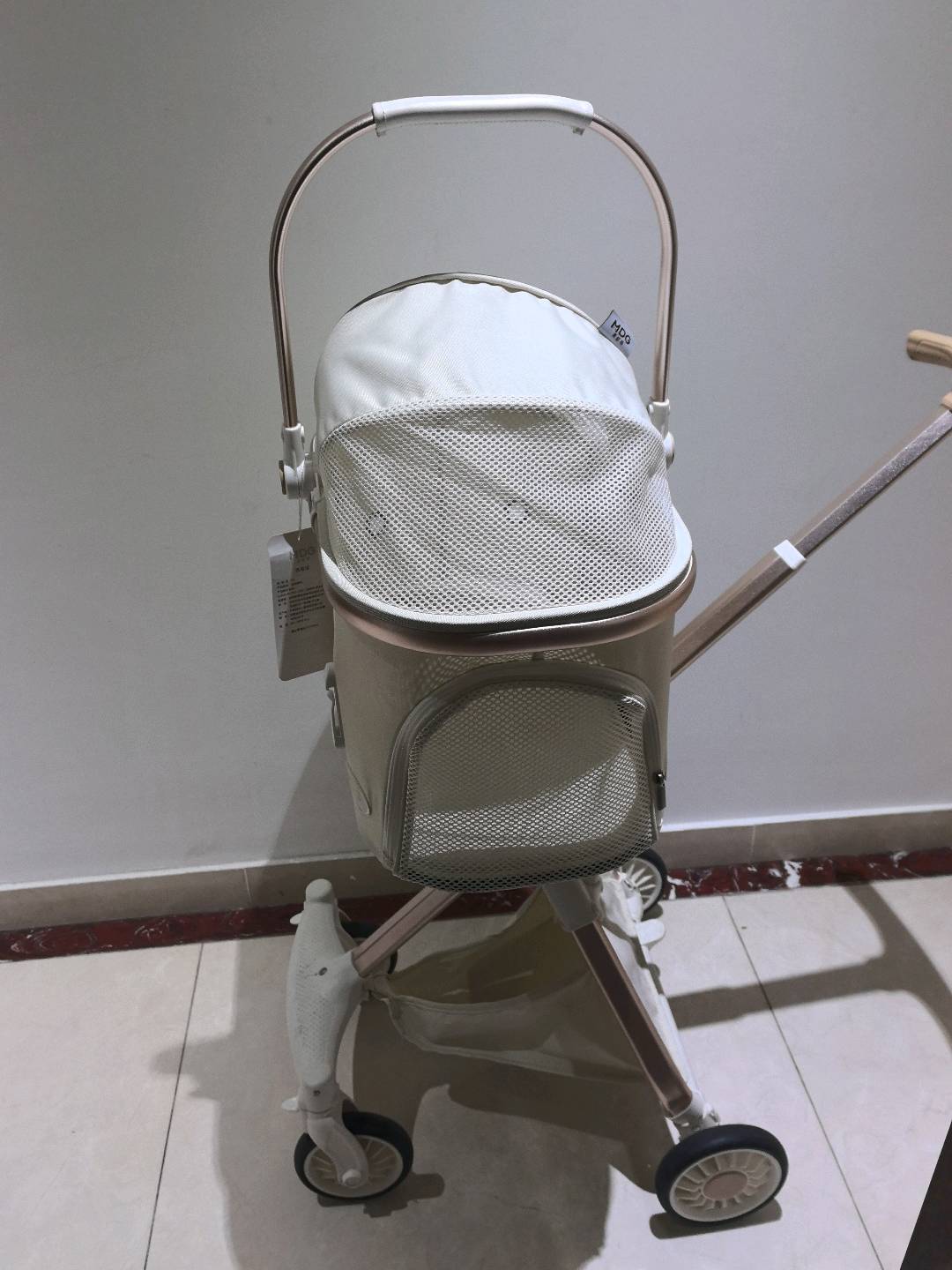 #宠物推车#
给家里**岁的宝贝买的，想着推她出门逛街什么的。但是在7月她走了。
这个车是从山姆会员店购买的，原价399…